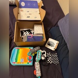 Like New Lovevery Kit The Looker 0-12w